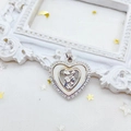 Ciondolo a cuore in argento con smalto bianco e motivo madre-figlio su fondo vintage - Cuore Madre / Argento