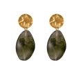 Elegante gouden matmetalen oorbellen met donkergroene hangers van hars met rookeffect - Goud Rond Groen