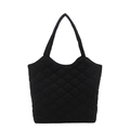 Bolso tote acolchado negro con patrón de diamantes para mujer sobre fondo blanco puro - Negro