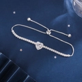 Macro van zilveren hart armband met zirkonia en verstelbare sluiting op blauwe zijde - Hart Prong Stijl (4款)