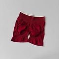Detail der burgunderroten Yoga-Shorts mit hohem Bund und Scrunch-Butt-Design für Frauen - S / Ancorra Rot