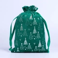 Bolsa de regalo navideña verde de poliéster con estampados de árboles plateados y cinta - Árbol de Navidad verde / 13*18