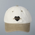 Dettaglio del ricamo a cuore e visiera kaki rinforzata sul cappellino da baseball - M(56-58cm) / Bianco Sporco