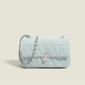 Bolso cruzado acolchado verde claro pequeño con correa de cadena plateada y detalle de cierre. - Verde claro