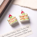 Détail macro de pendentifs miniatures en résine de gâteau napoléon à la fraise - Vert Blanc + Fourrage Blanc