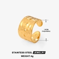 Detailansicht des gehämmerten goldenen Edelstahlrings mit Lochmuster und 1,8 cm Durchmesser - JR906-Hohllöcher
