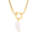 Collier chaîne serpent dorée avec perle baroque et fermoir anneau sur fond blanc - Style Perle Détaillée de Billes d'Or (KN234966-Z)