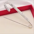 Zilveren veiligheidsspeld broche met kristallen op crème achtergrond en rode doos - Zilver