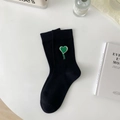 Schwarze Baumwoll-Crew-Socken mit grüner Herzballon-Stickerei im minimalistischen Stil - Einheitsgröße / Schwarze Besticktes Herz