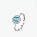 Elegante anillo de plata de ley S925 con gema azul redonda y un halo de circonitas brillantes - Talla US 5 / Plata 925