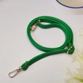 Vue détaillée de la bandoulière en cuir vert grainé avec boucles en métal doré réglables - Vert