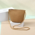 Detail der khakifarbenen Strohtasche mit Fokus auf Webstruktur und silbernen Reißverschluss - Klein / Flache Tasche (Reißverschluss) / Braun