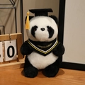 Abschluss-Panda-Plüschtier mit schwarzem Doktorhut und Glückwunsch-Stickerei - Panda mit gelbem Schal / 20cm
