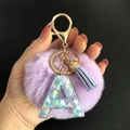 Portachiavi con pompon viola in pelliccia sintetica con lettera A in resina e nappa dorata - Lettera A