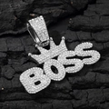 Macro-opname van zilveren BOSS-kroonhanger met fonkelende kristallen op een ketting - Alleen zilveren hanger