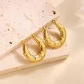 Boucles d'oreilles créoles C en acier titane plaqué or 18k avec motif croix - EH088/Motif Croix Bambou