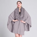 Detail van grijze gebreide poncho met luxe kraag van imitatiebont en een elegante pasvorm - Lichtgrijs