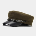 Dettaglio cappello baker boy verde militare con visiera in pelle nera e catena - M (56-58cm) / Verde Militare