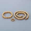 Vista detallada del conjunto de joyas de cadena dorada con collar pulsera y anillo - Talla de Anillo 8 / Juego de 3 Piezas Dorado
