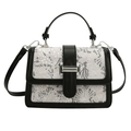 Elegante borsa a tracolla in pizzo bianco con finiture in pelle nera e chiusura in metallo - Nero