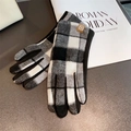 Detailansicht der schwarz-weiß karierten Wollhandschuhe mit Touch-Funktion und Logo-Etikett - Einheitsgröße / Schwarz-Weißes Kleines Karomuster