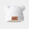 Texture de maille détaillée du bonnet blanc pour bébé avec doubles pompons et écusson - 1-3 Ans (48-52cm) / Blanc