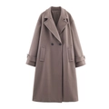Détail d'un manteau en laine taupe avec boutons croisés et grandes poches latérales - Gris Café