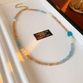 Dettaglio della collana di perle e acquamarina quadrata con etichetta in argento 925 su vassoio - Rosa-Blu