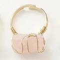 Anillo artesanal de alambre dorado con cuarzo rosa natural en bruto y banda ajustable - Abierto Ajustable / Cuarzo rosa