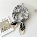 Foulard di seta 70 cm con stampe floreali bianche e nere e bordo color champagne - Linea Griglia Rombo Nero