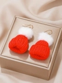 Dettaglio di orecchini a cappello di Babbo Natale in maglia rossa e bianca con pompon - Cappello di Natale (Rosso Bianco a Maglia)