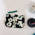 Bloemen canvas tasje met groene kwast en simple wish-label op wit bureau-oppervlak - Zwart met grote witte bloem