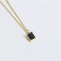 Collier élégant en chaîne dorée avec un pendentif carré en pierre noire serti à quatre griffes - Noir