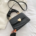 Schwarze Stepptasche mit goldenem Herzverschluss und verstellbarem Gurt aus PU-Leder - Schwarz
