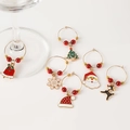 Detalle de 6 marcadores navideños para copas de vino con dijes de aleación sobre blanco - Juego 3