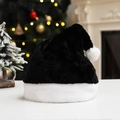 Cappello di Natale nero in peluche con pompon bianco su sfondo festivo caldo - Nero