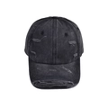 Dettaglio ravvicinato dei bordi usurati e dei fori strappati sul berretto in denim - 56-60cm (Regolabile) / Nero