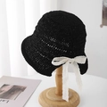 Schwarzer Strick-Anglerhut mit weißer Spitzenschleife auf einem Holz-Hutständer - M (56-58cm) / Schwarz