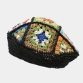 Handgefertigte Häkelbaske mit bunten floralen Quadratmustern auf schwarzem Grund - M (56-58cm) / Schwarz