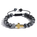 Dettaglio del bracciale intrecciato con perle di ossidiana fiocco di neve e croce dorata - Pietra Fiocco di Neve + Croce d'Oro