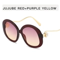 Ronde oversized zonnebril in jujube rood met verloopglazen en parelmoer goudkleurige poten - Jujube Rood Frame Paars Gele Lenzen