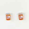 Makro-Detail von orangefarbenen Glitzer-Medizinflaschen-Ohrringen mit rotem Rx-Symbol - Orange Glitzer Rx Pillenflasche