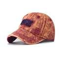 Detalle del bordado LUCK y agujeros desgastados en gorra de béisbol de estilo vintage - Ajustable / Caramelo Lavado (LUCK)