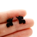 Detalle de pendientes de elefante negro en la mano para referencia de tamaño - Estilo Elefante (376) / Negro