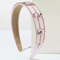 Dettaglio del cerchietto barocco rosa con file di cristalli e gemme a goccia - Rosa Champagne