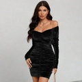 Vestido corto de terciopelo negro con hombros descubiertos, manga larga y detalles plisados - S / Negro