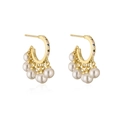Primer plano de pendientes de aro en oro de 18K con circonitas de colores y borlas de perlas - Estilo de Borla de Perla en Forma de C / Dorado