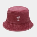 Dettaglio del cappello a secchiello in denim bordeaux con ricamo di palma bianca - M (56-58cm) / Borgogna