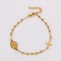 Detail van gouden kralenarmband met kruis- en Sint-Benedictus-muntbedels en sluiting - 17+3cm / Goud
