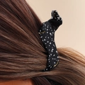 Simpatica molletta per capelli a bassotto maculato bianco e nero su capelli castani - Bassotto a Macchie Bianco e Nero (H588)